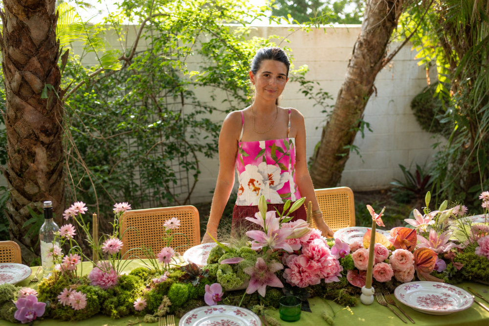 CALMA contemporary floral tablescape course