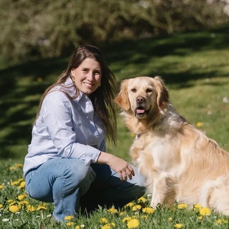 Elise, fondatrice de La Boussole TND, avec sa chienne d'assistance Tallinn