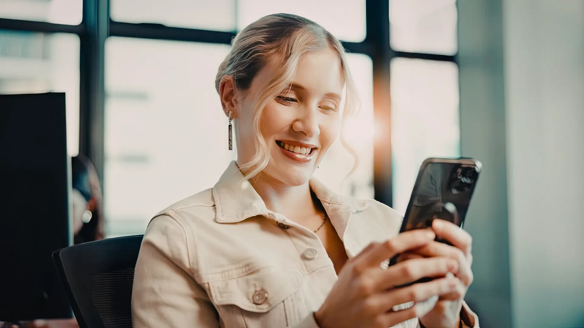 A woman looking at HRQpro.com