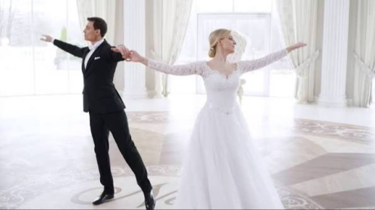 Ballroom dance couple in motion, an analogy for flow in pickleball