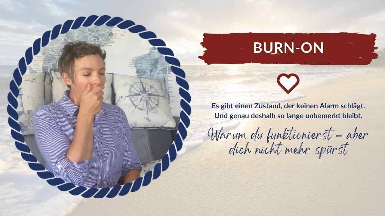 Frau steht nachdenklich vor einem Spiegel und reflektiert über Erschöpfung, Selbstentfremdung und ihren inneren Kleiderschrank.