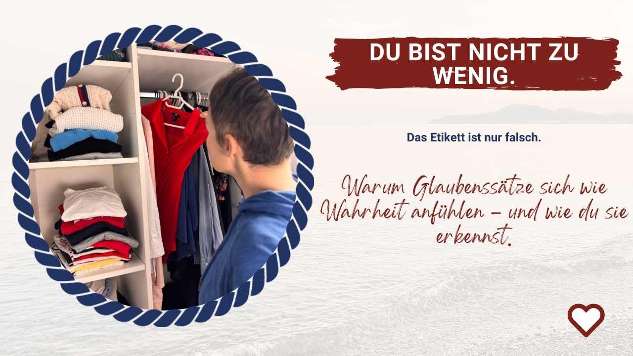 Frau blickt nachdenklich in die Ferne und reflektiert über Glaubenssätze, Identität und ihren inneren Kleiderschrank