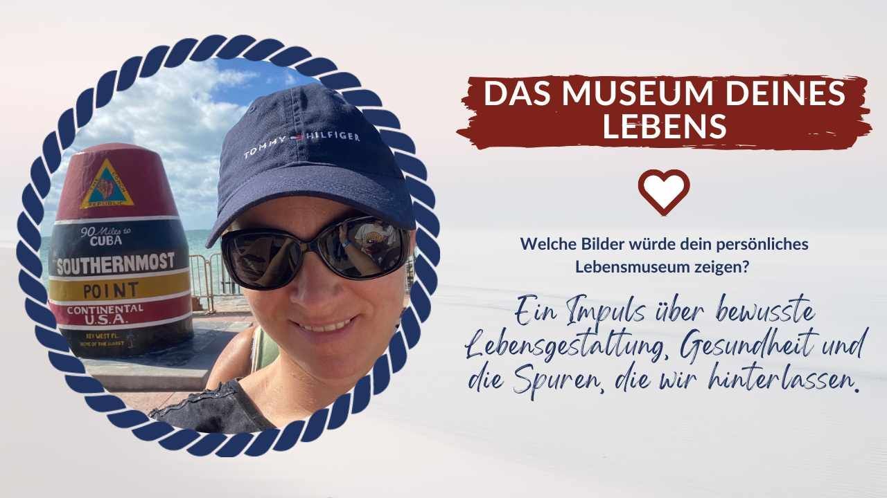 Frau steht nachdenklich in einem Museum und reflektiert über Lebenssinn, Erinnerungen und bewusste Entscheidungen