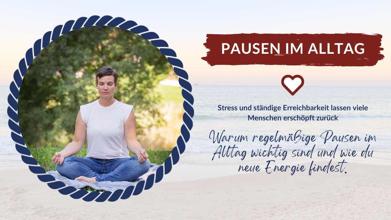 Kathi sitzt im Meditationssitz auf einer Decke in der Wiese. Warum Pausen im Alltag so wichtig sein