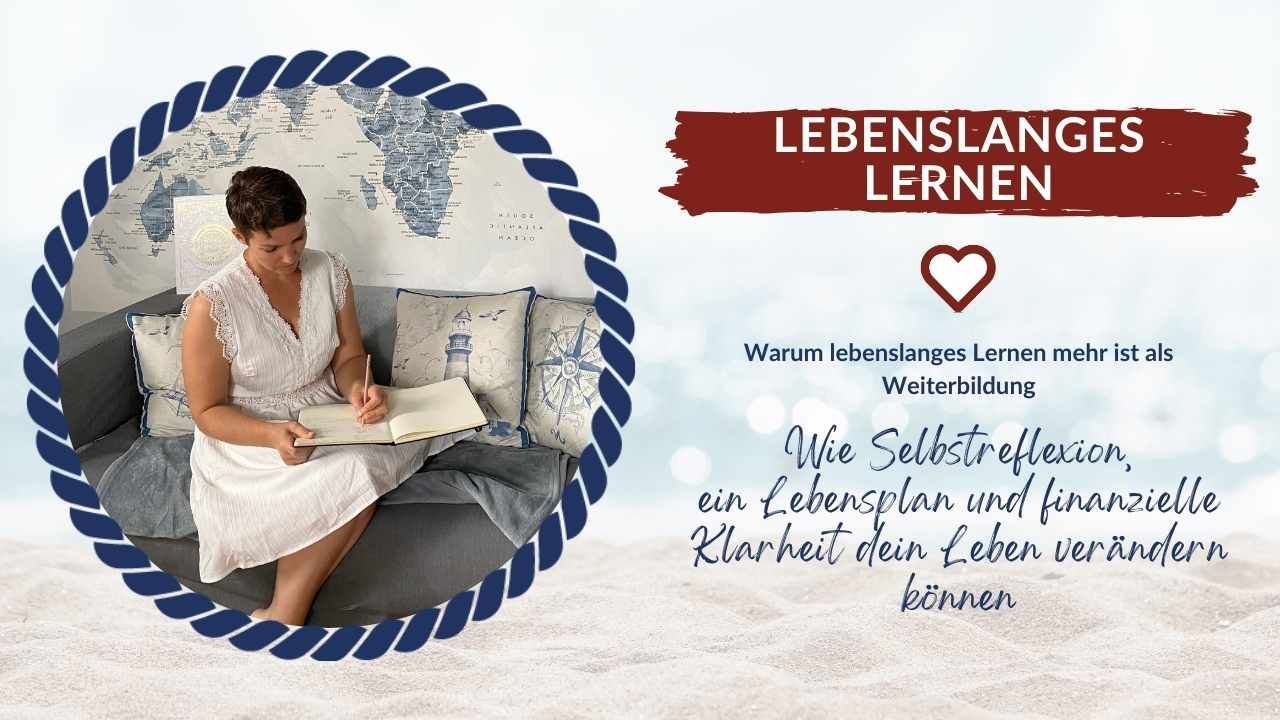 Frau sitzt mit Buch und Notizbuch am Fenster und reflektiert über lebenslanges Lernen, bewusste Entscheidungen und persönliche Entwicklung
