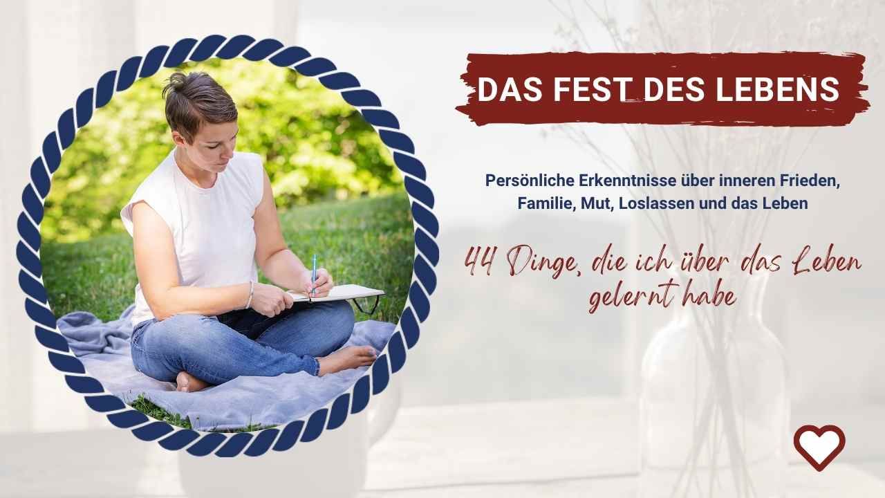 Frau sitzt an einem warmen Sommerabend draußen und reflektiert über 44 Dinge, die sie über das Leben gelernt hat.