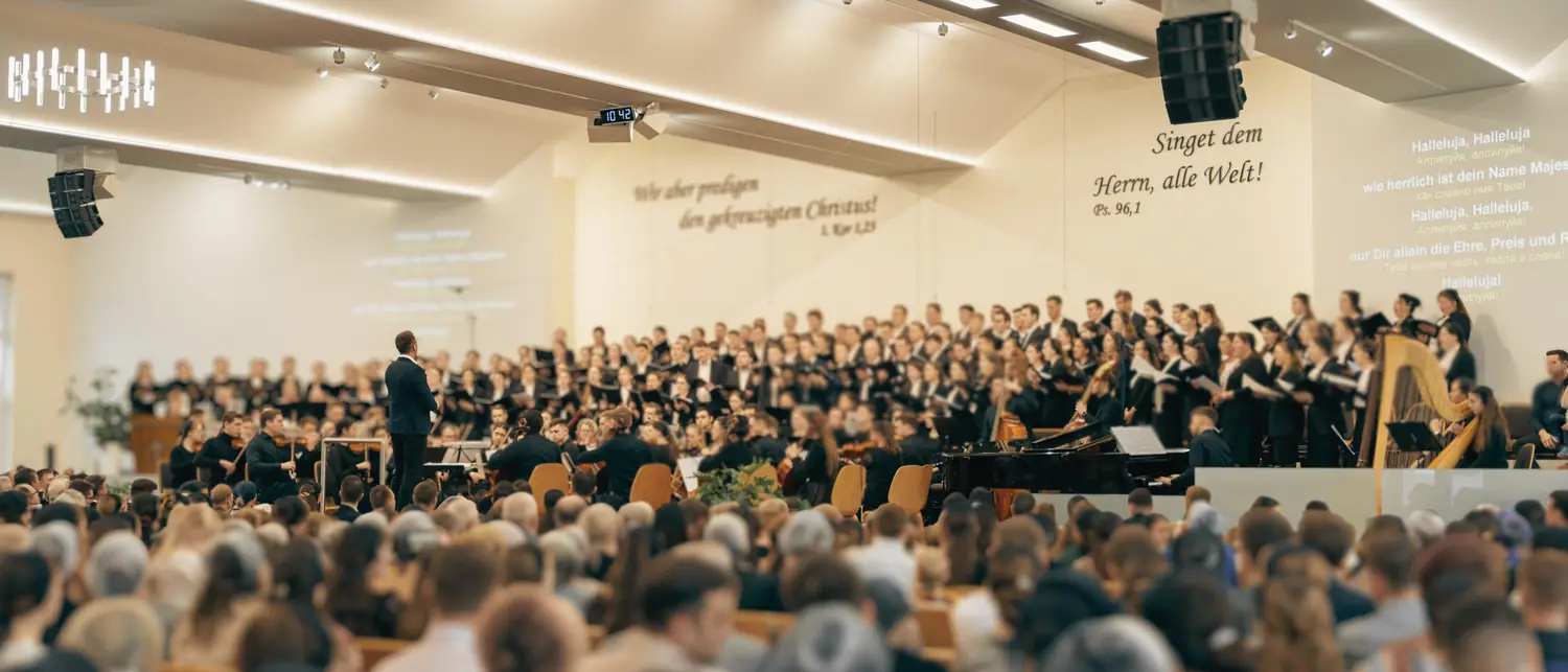 Großes Konzert mit Chor, Orchester und Dirigent im Konzertsaal