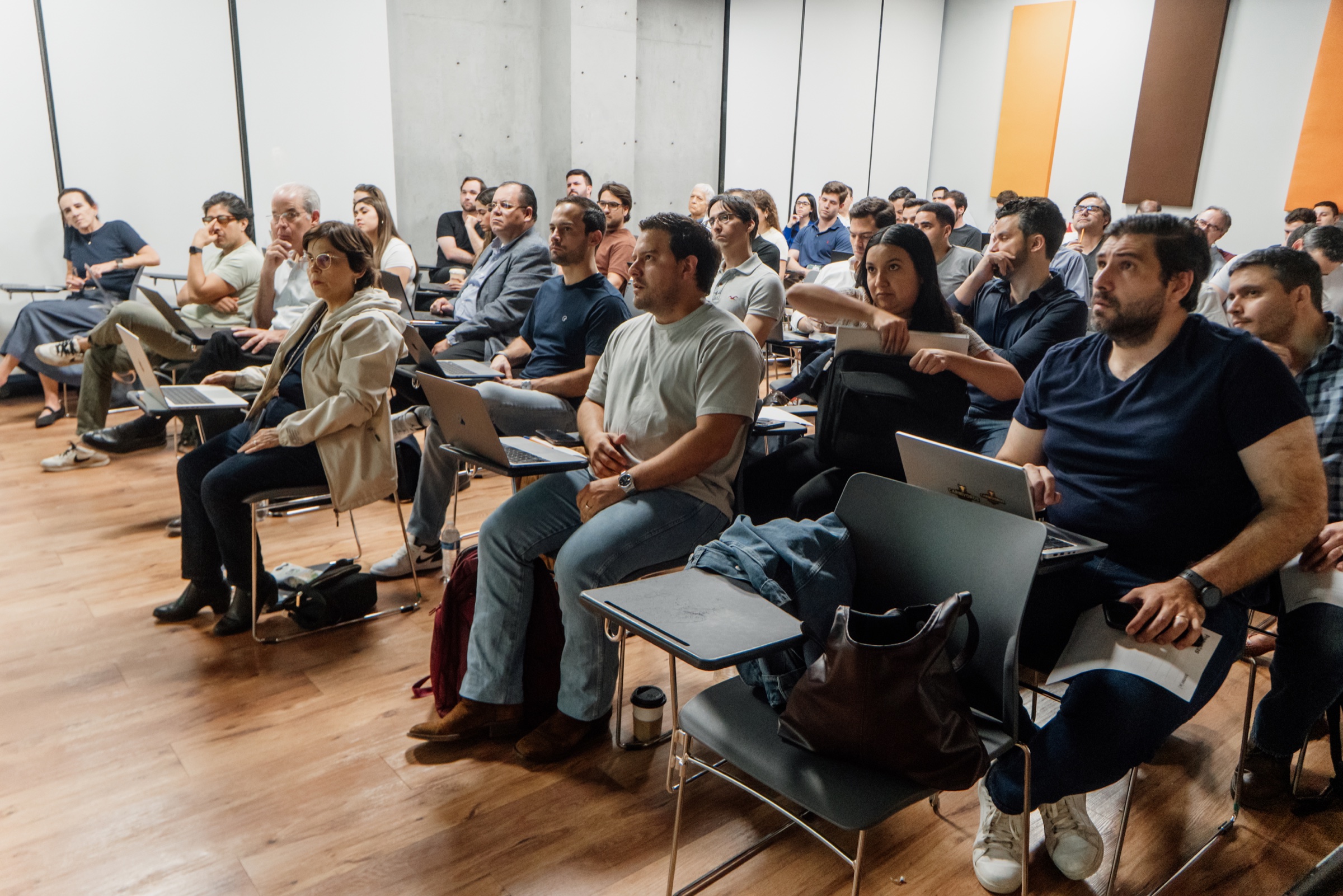 Asistentes al taller trabajando con sus laptops