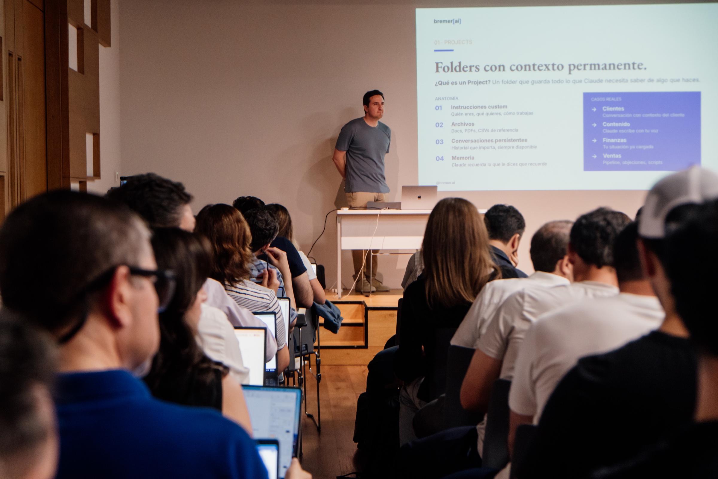 Eugenio Bremer presentando en su taller de IA, sala llena