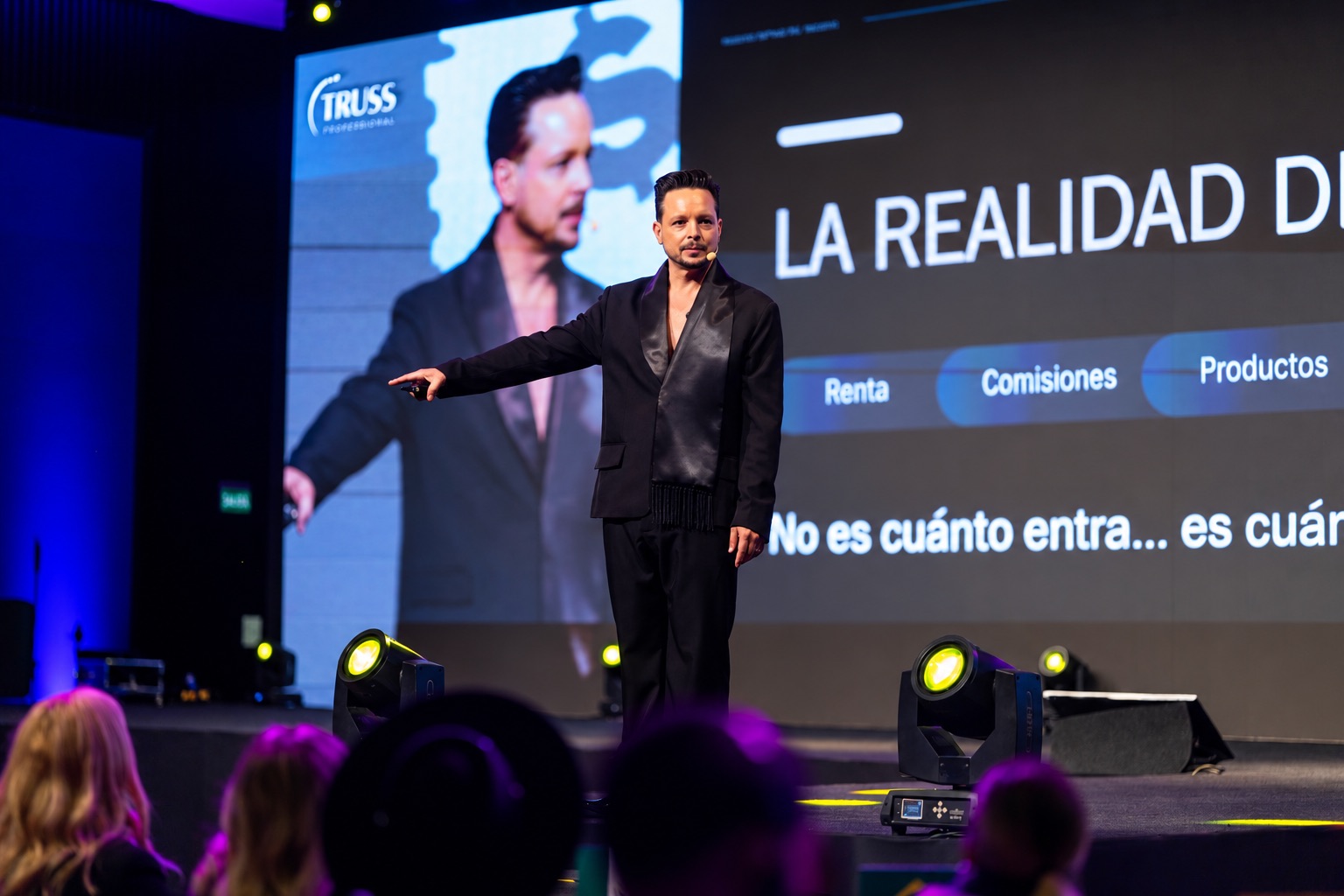 Marcos Carrasquillo educando en escenario