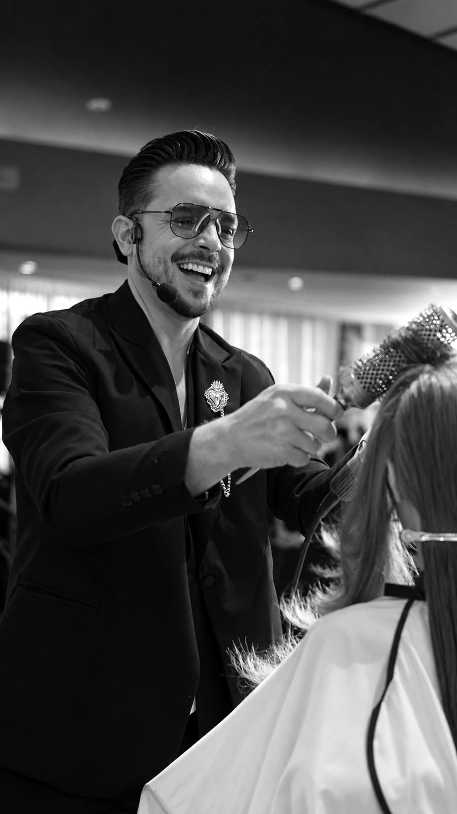 Marcos Carrasquillo trabajando el cabello en una demostración