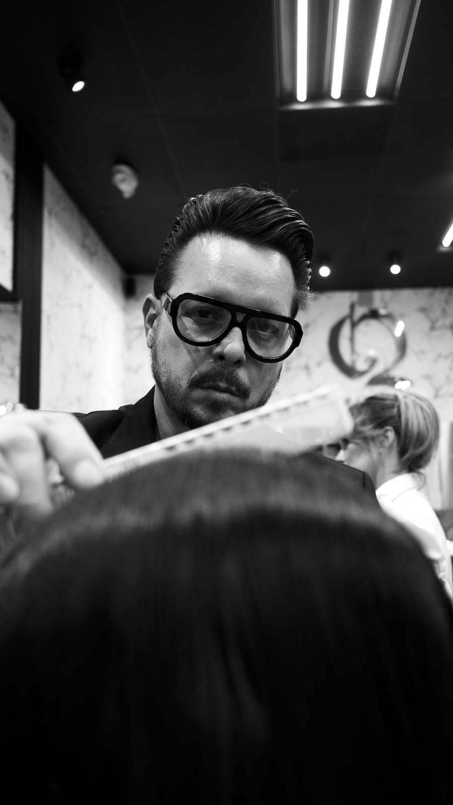 Marcos Carrasquillo trabajando el cabello