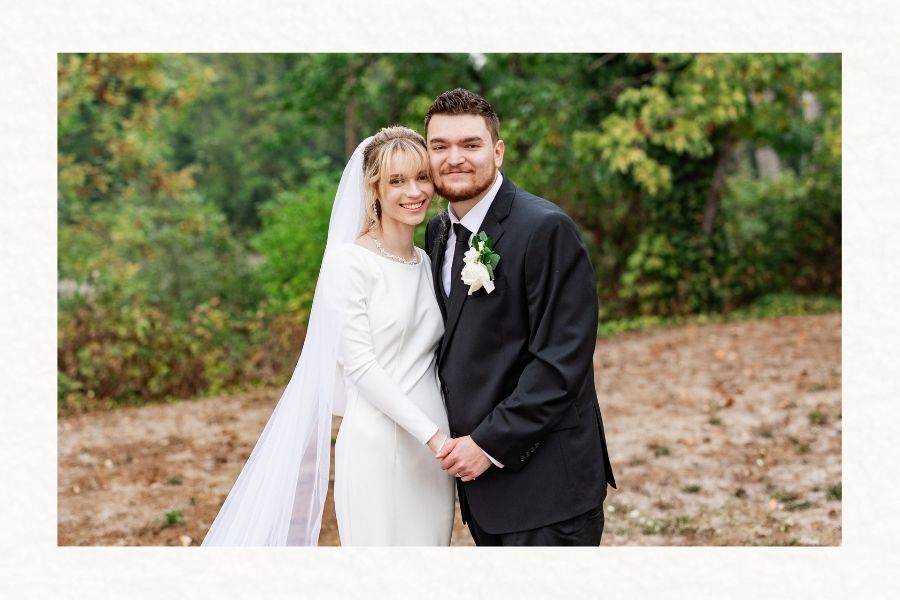 A wedding photo someone could send with their letter