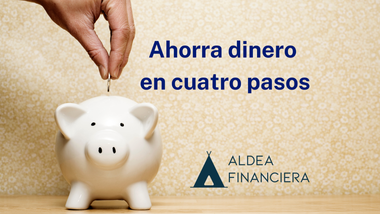 Mano depositando una moneda en una alcancía de cochinito