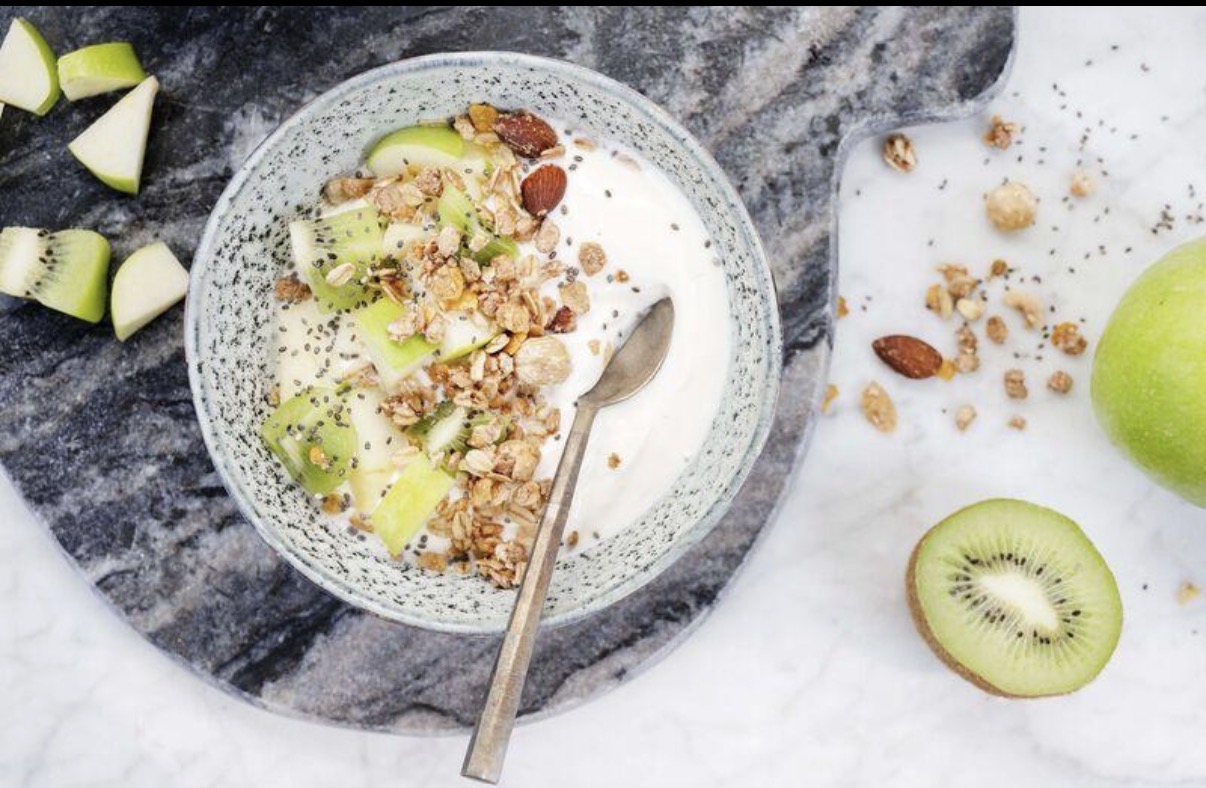 Bol yaourt granola kiwi pomme