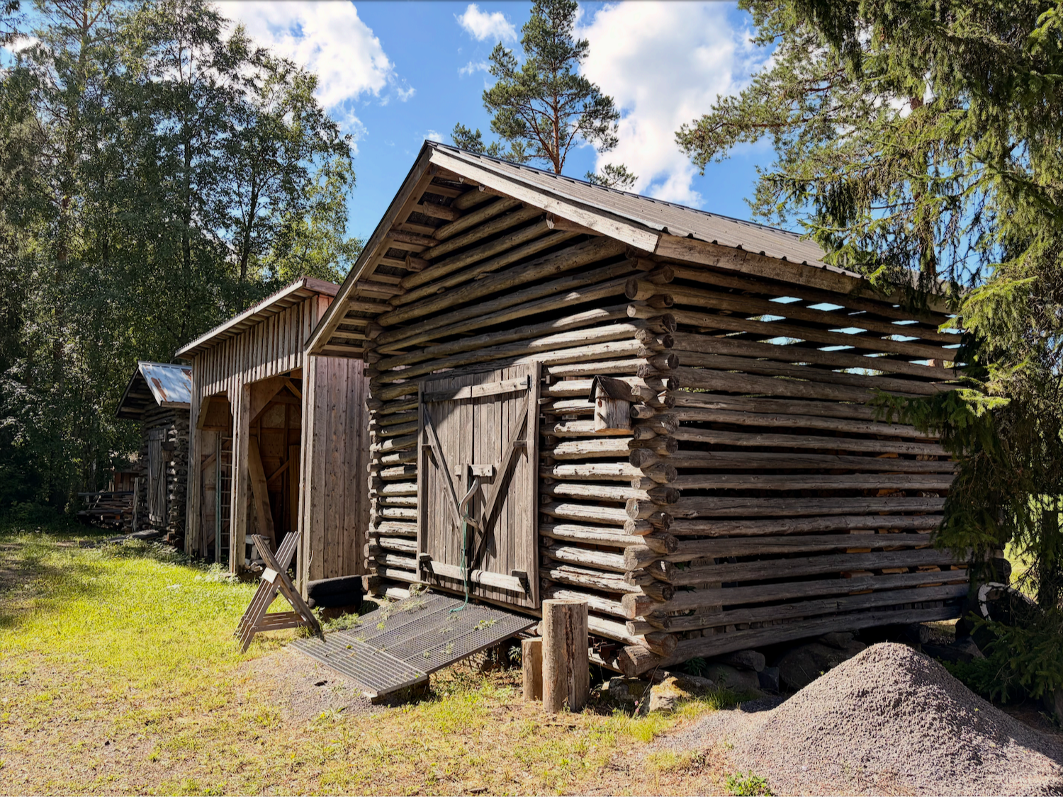 Tallikäytävä ja karsinat