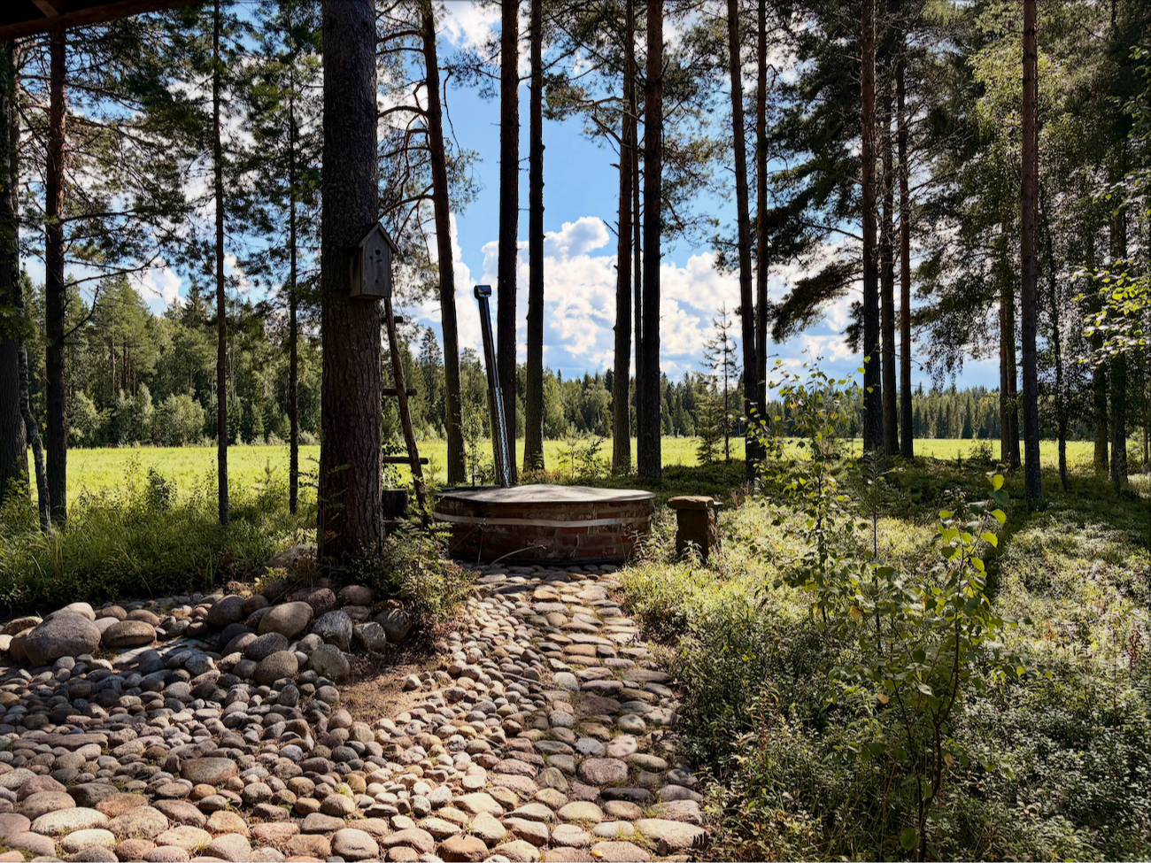 Tallikäytävä ja karsinat