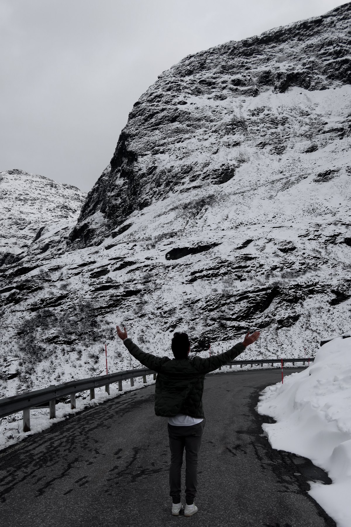 Hernán Junco Patrón en un camino de montaña nevado