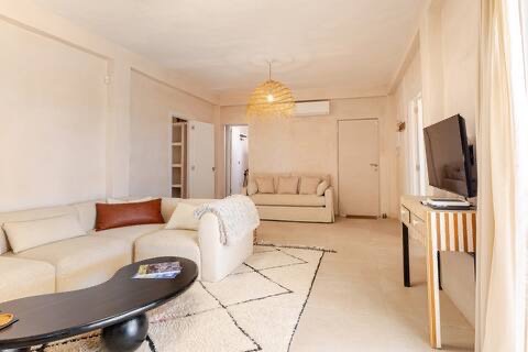 Double guest room with bedside lamps and towels