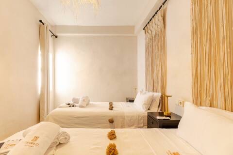 Shared twin guest room with two beds