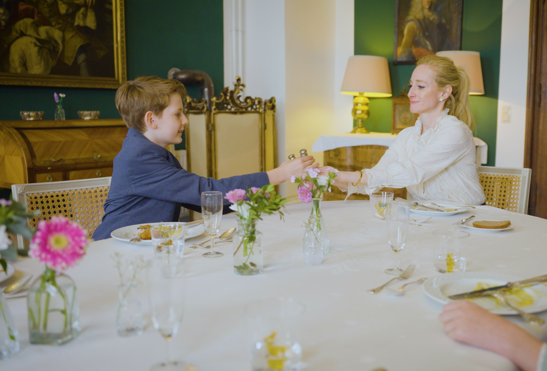 Kind übt selbstbewusstes Begrüßen als Familien-Challenge