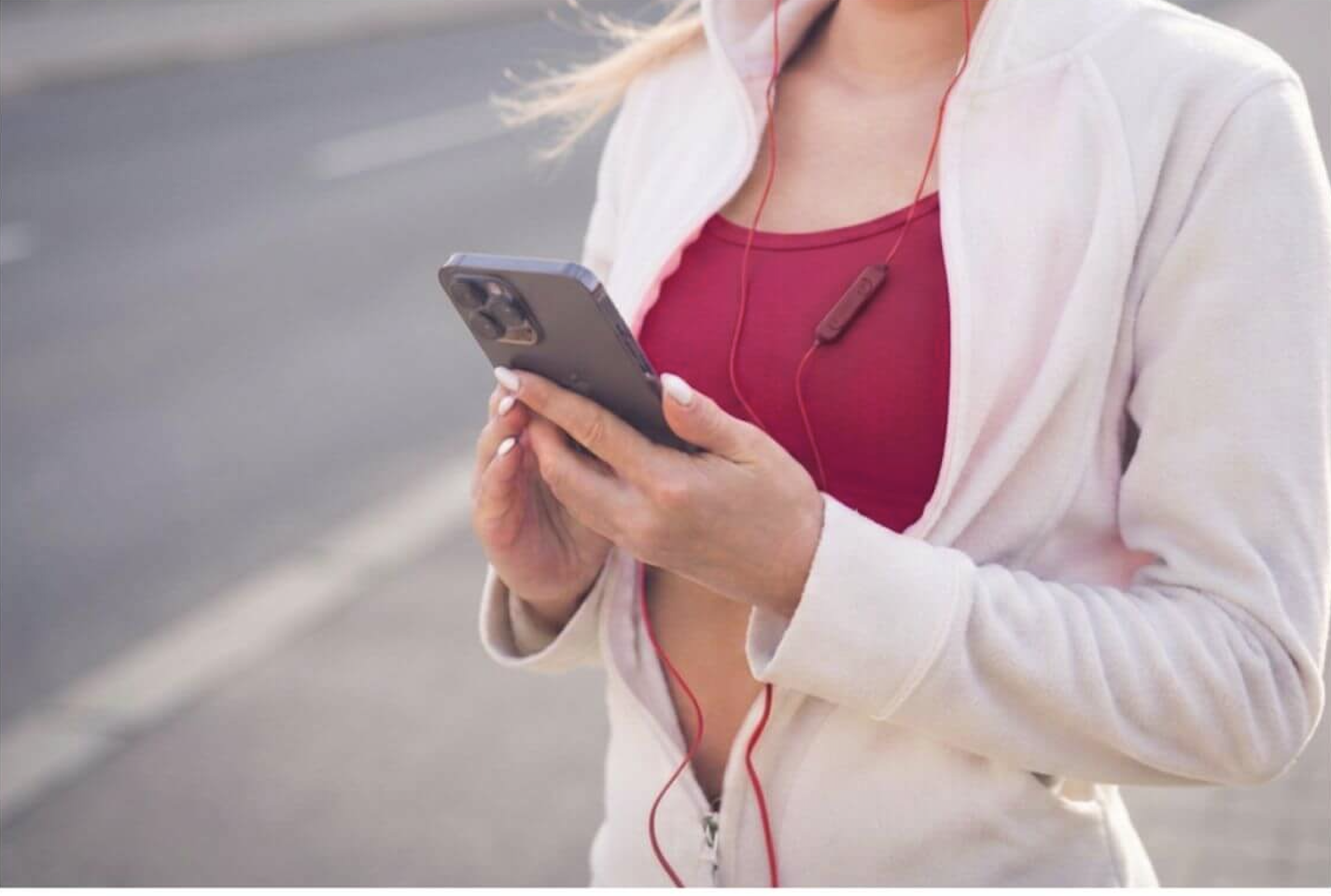 Tiener met haar telefoon en oordopjes