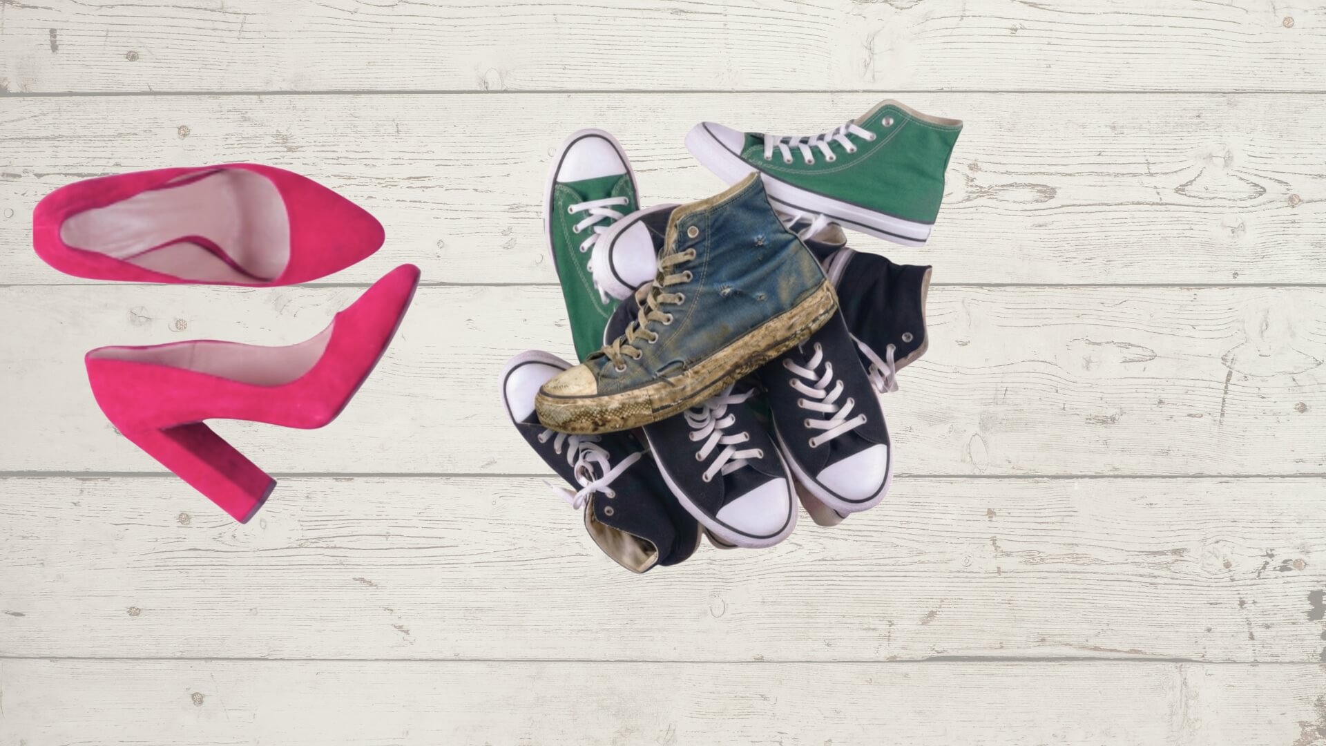 Een paar roze pumps naast een berg gympen