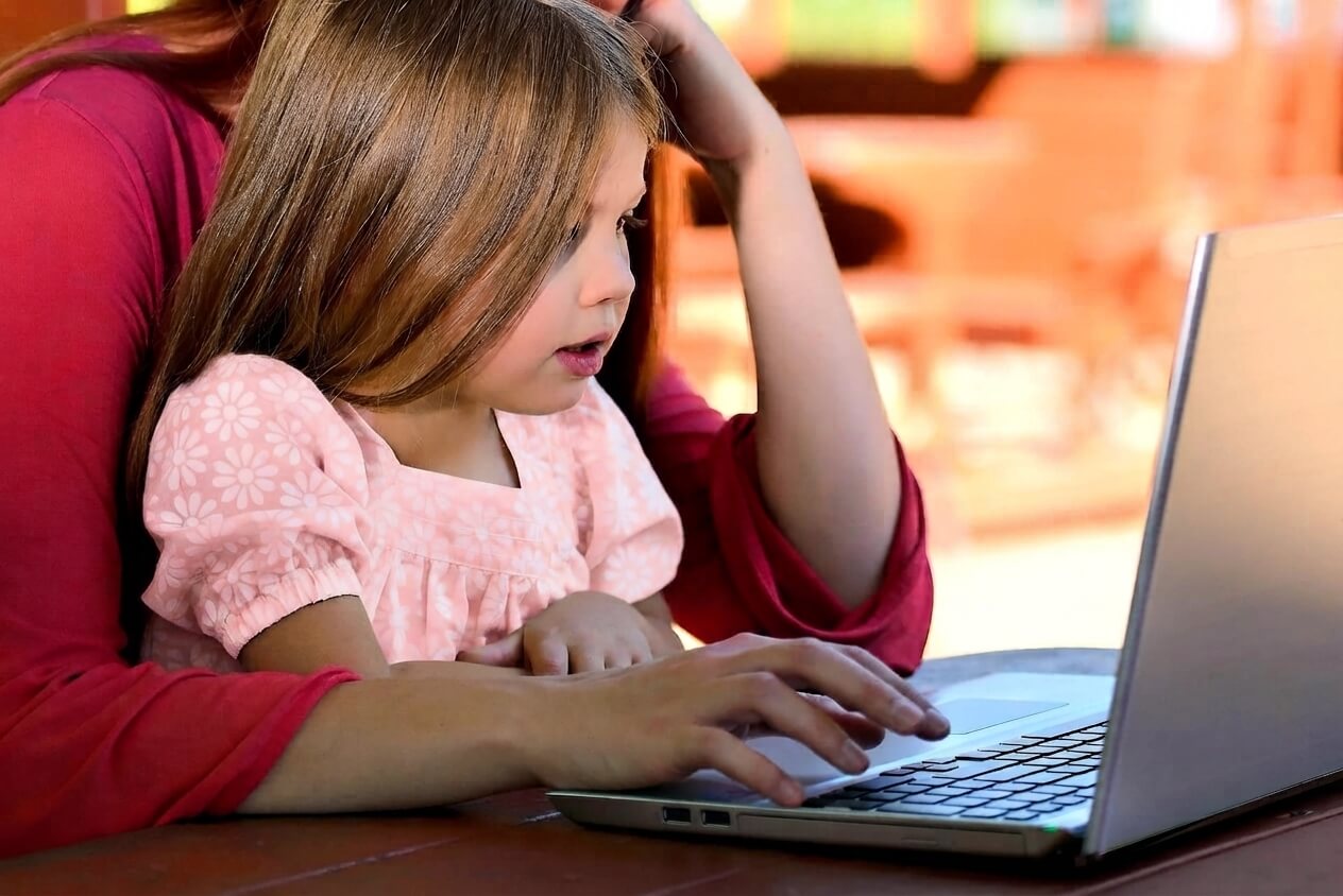 Moeder en dochter achter de laptop