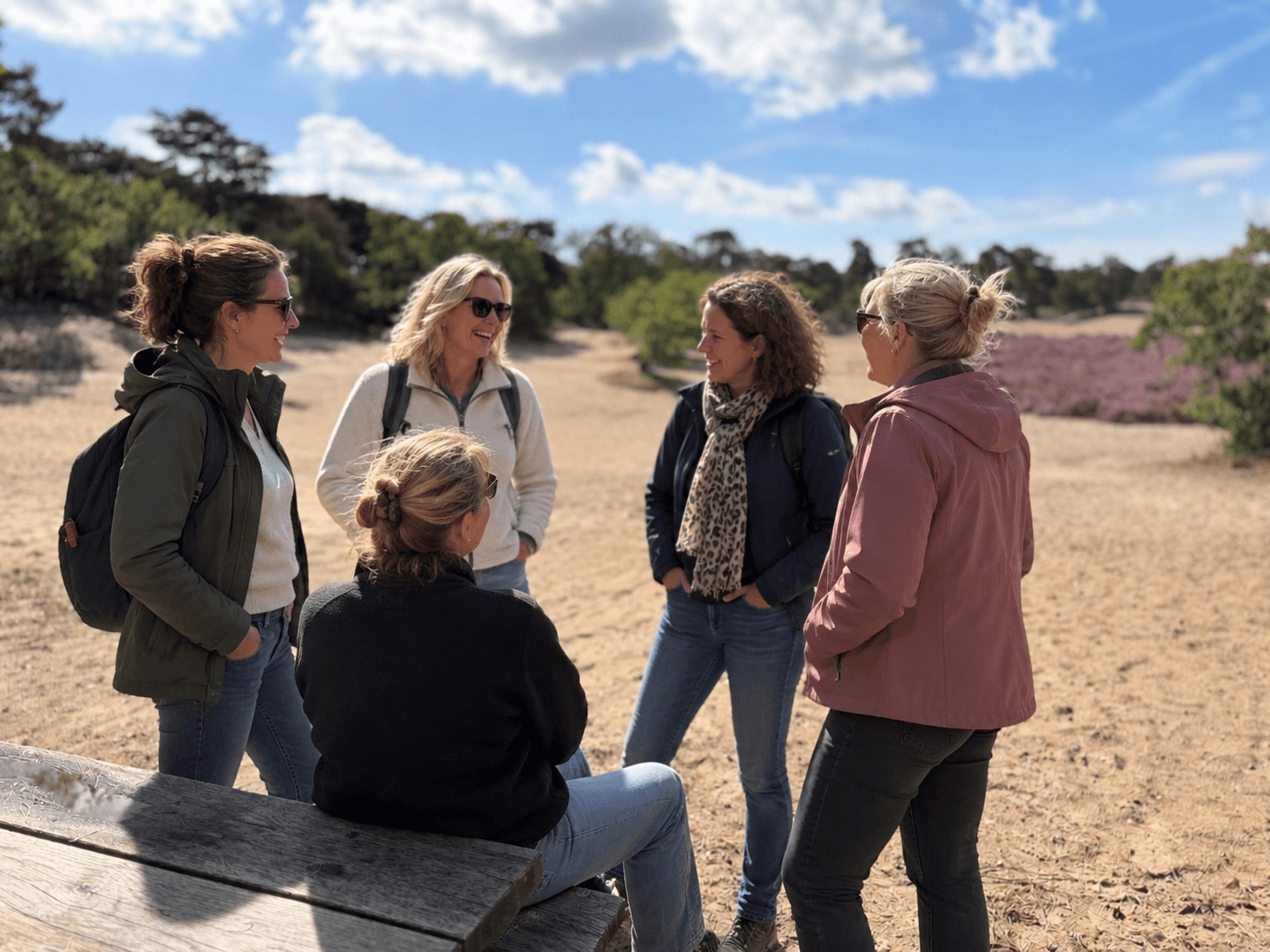 Moeders in gesprek op de heide tijdens de bosochtend