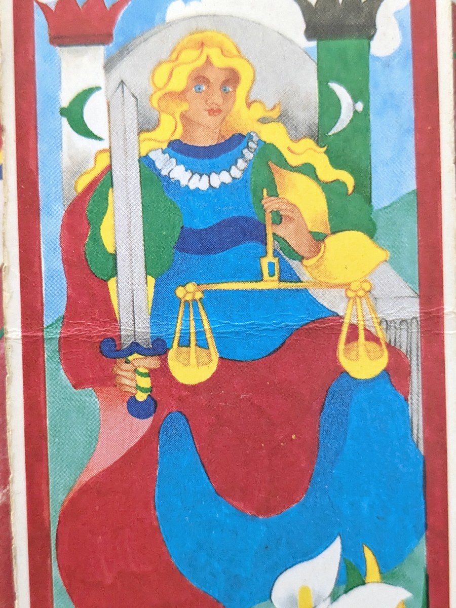 La carta de la Justicia, doblada por la mitad