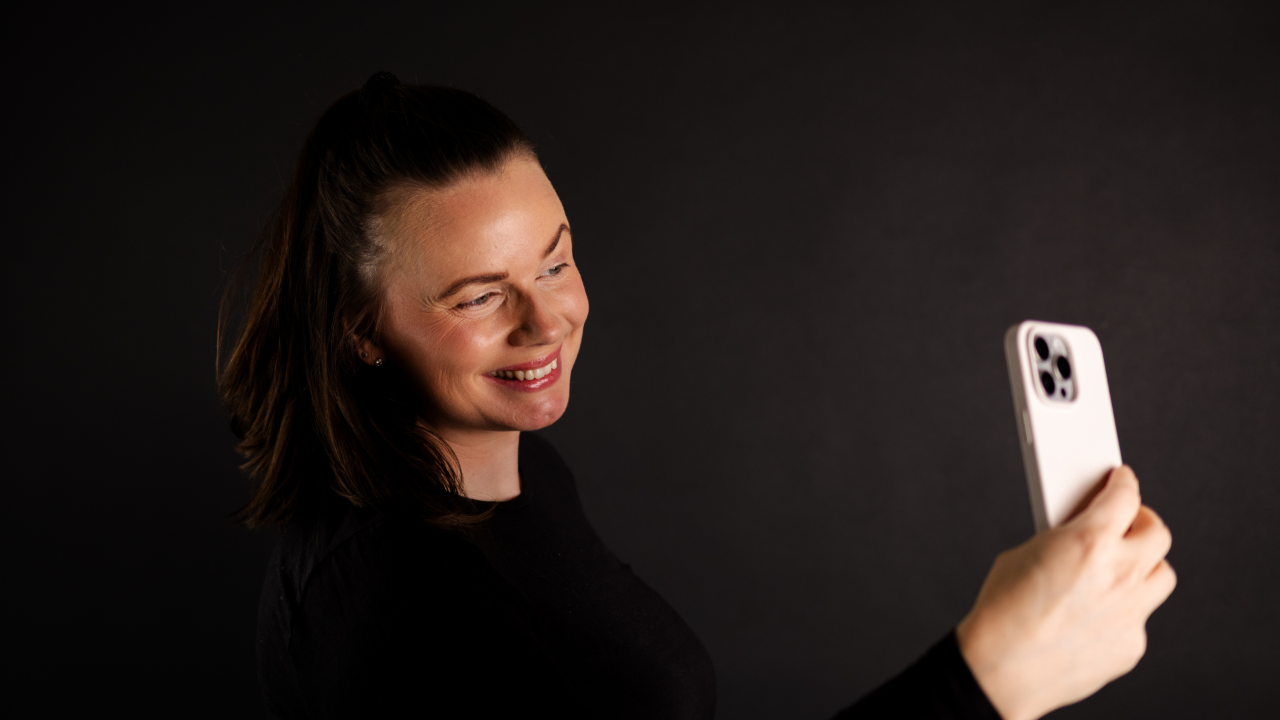 Bilde av Benedicte Yven som poserer med telefonen