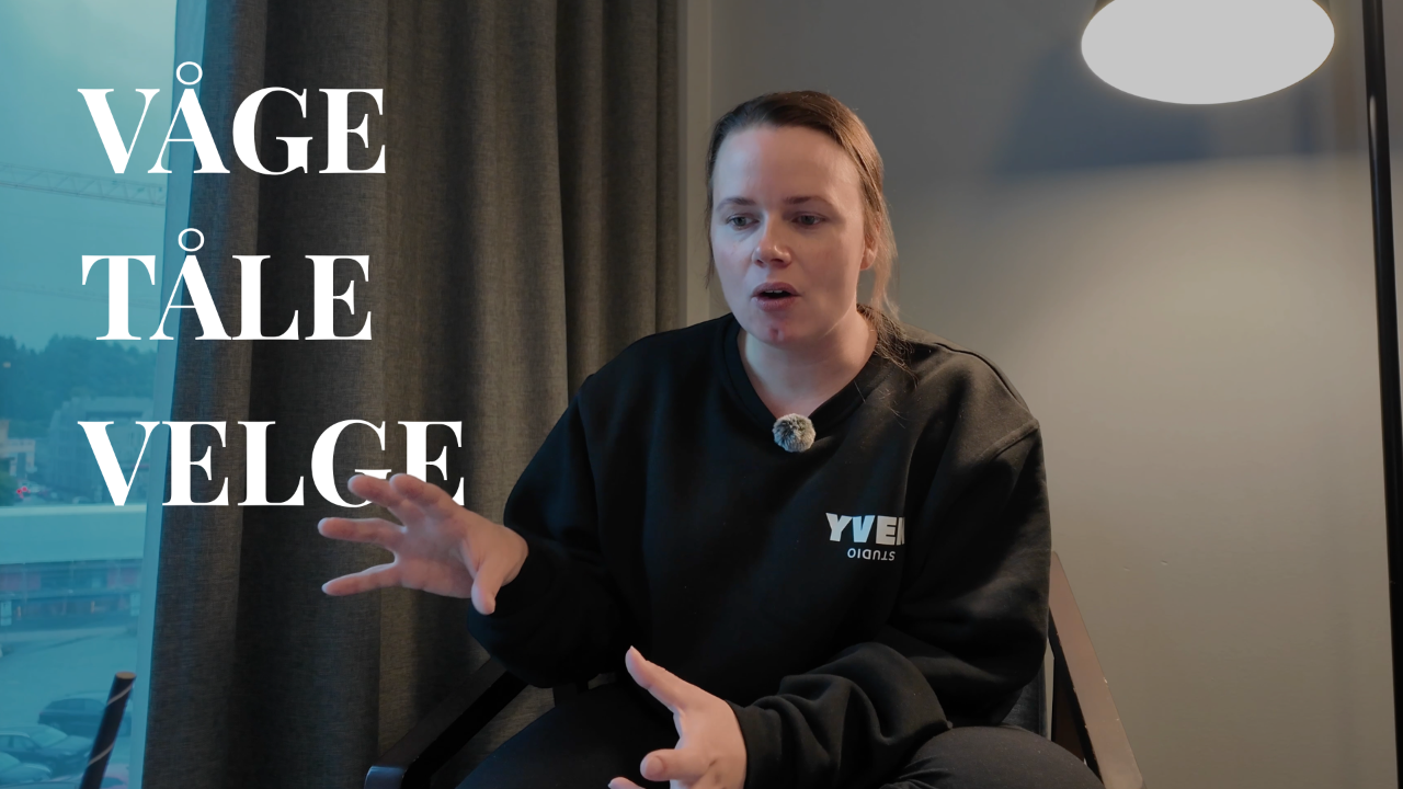 Et utklipp fra videoen der Benedicte Yven snakker om baksiden av synlighet, med teksten Våge, Tåle og Velge