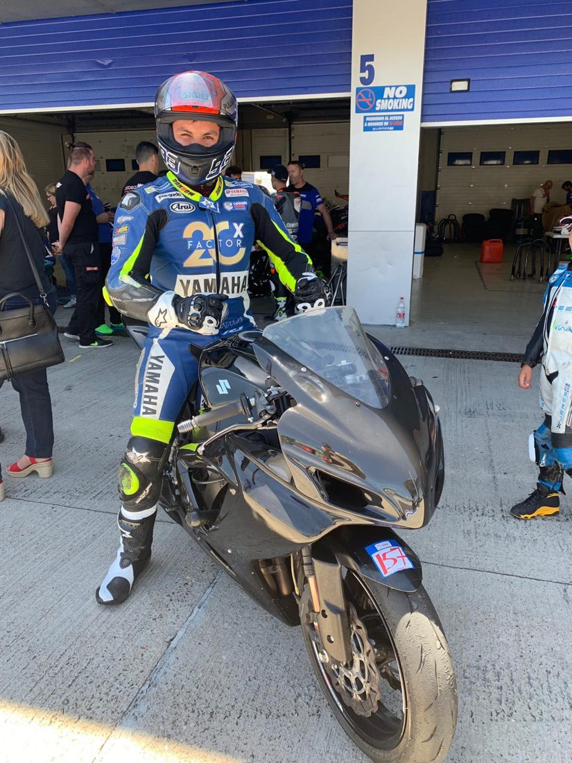 Andrés en pista con su moto