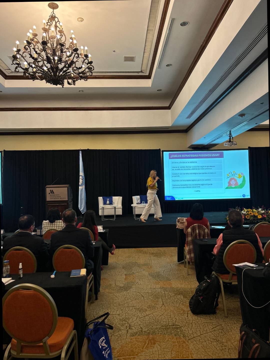 Entrenamiento en habilidades profesionales para equipos en una sala de conferencias