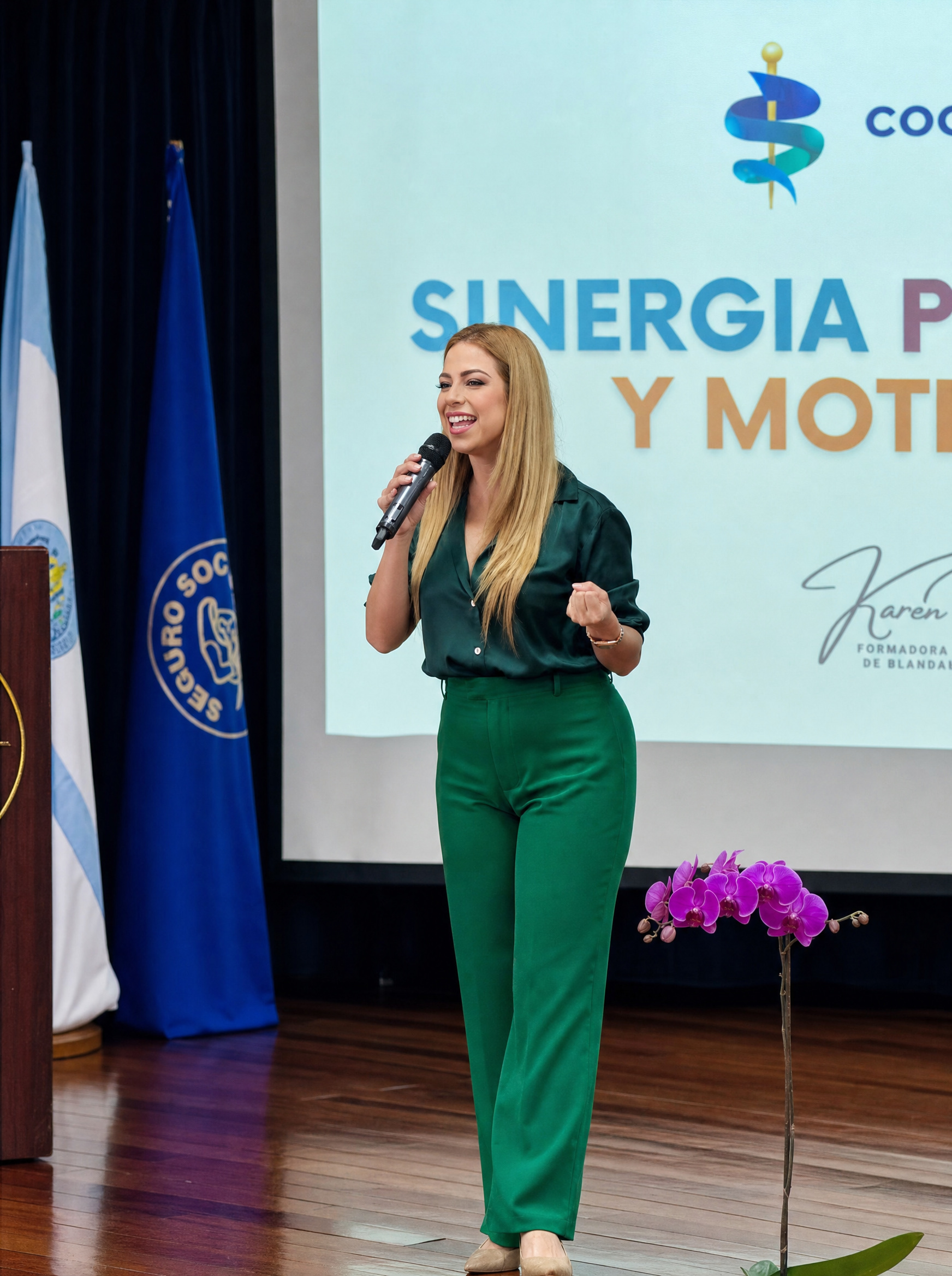 Karen Mathieu facilitando una charla de habilidades profesionales ante un auditorio