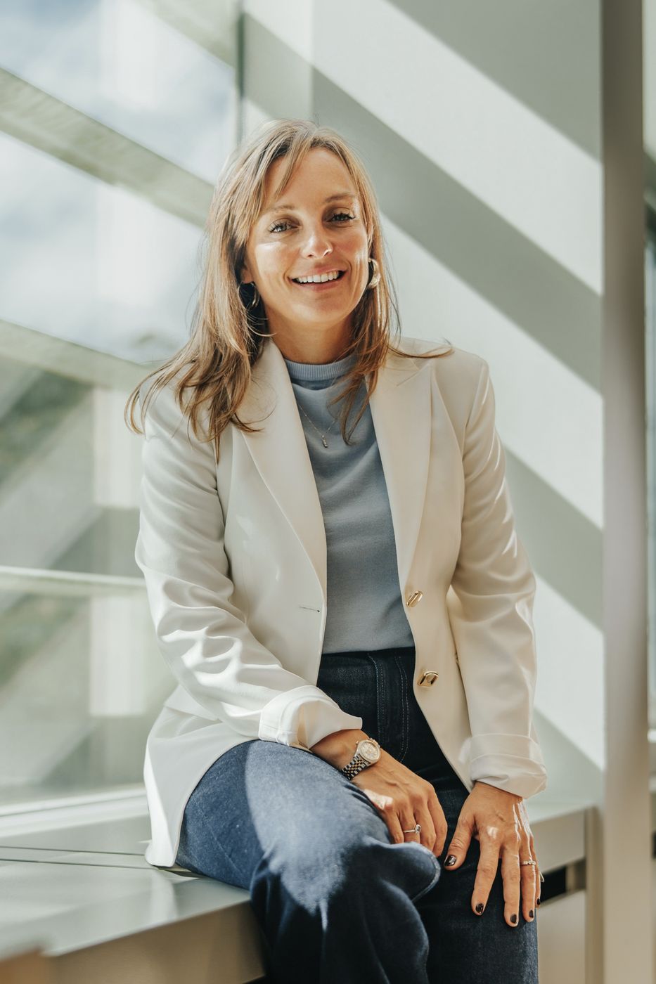 Stéphanie Reniers près d’une fenêtre