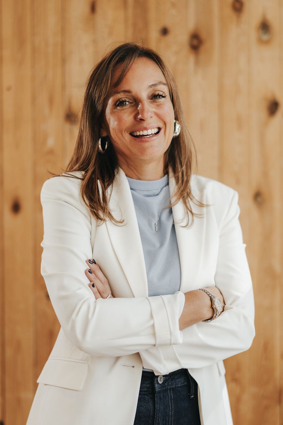Stéphanie Reniers, bras croisés, souriante