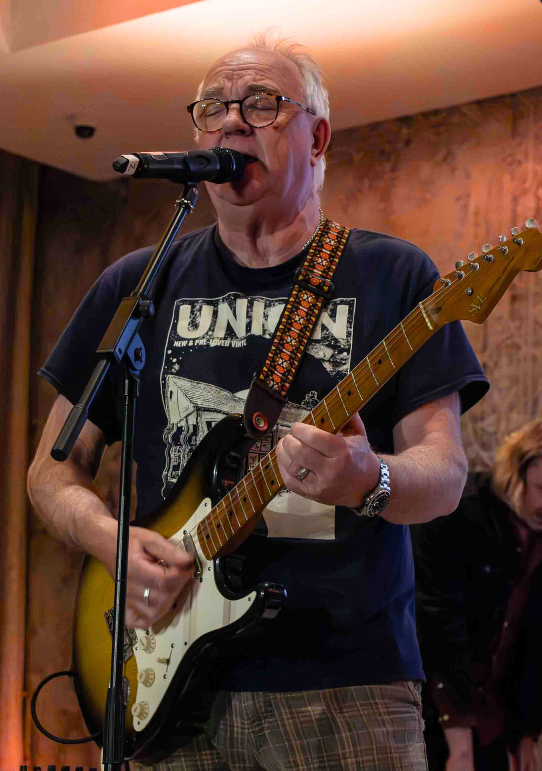 Robbie McIntosh on stage