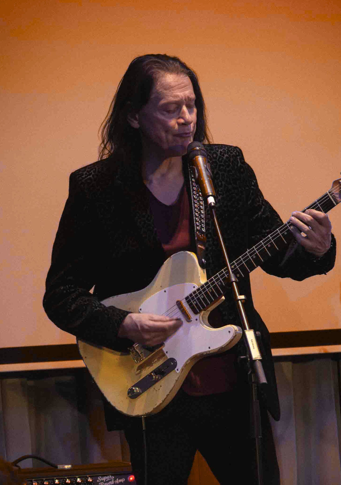 Robben Ford playing guitar at Guitar Dreams