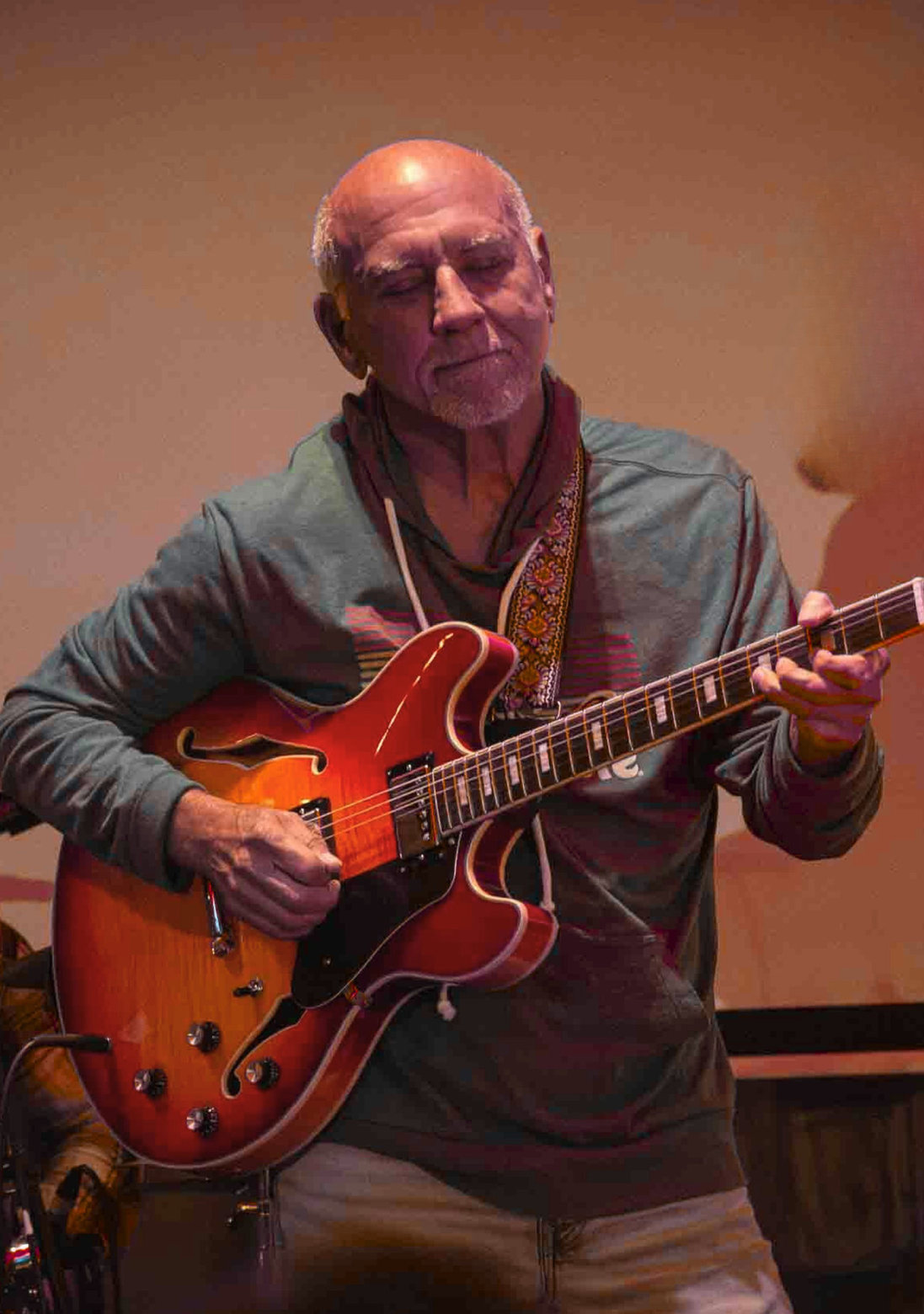 Larry Carlton playing guitar at Guitar Dreams