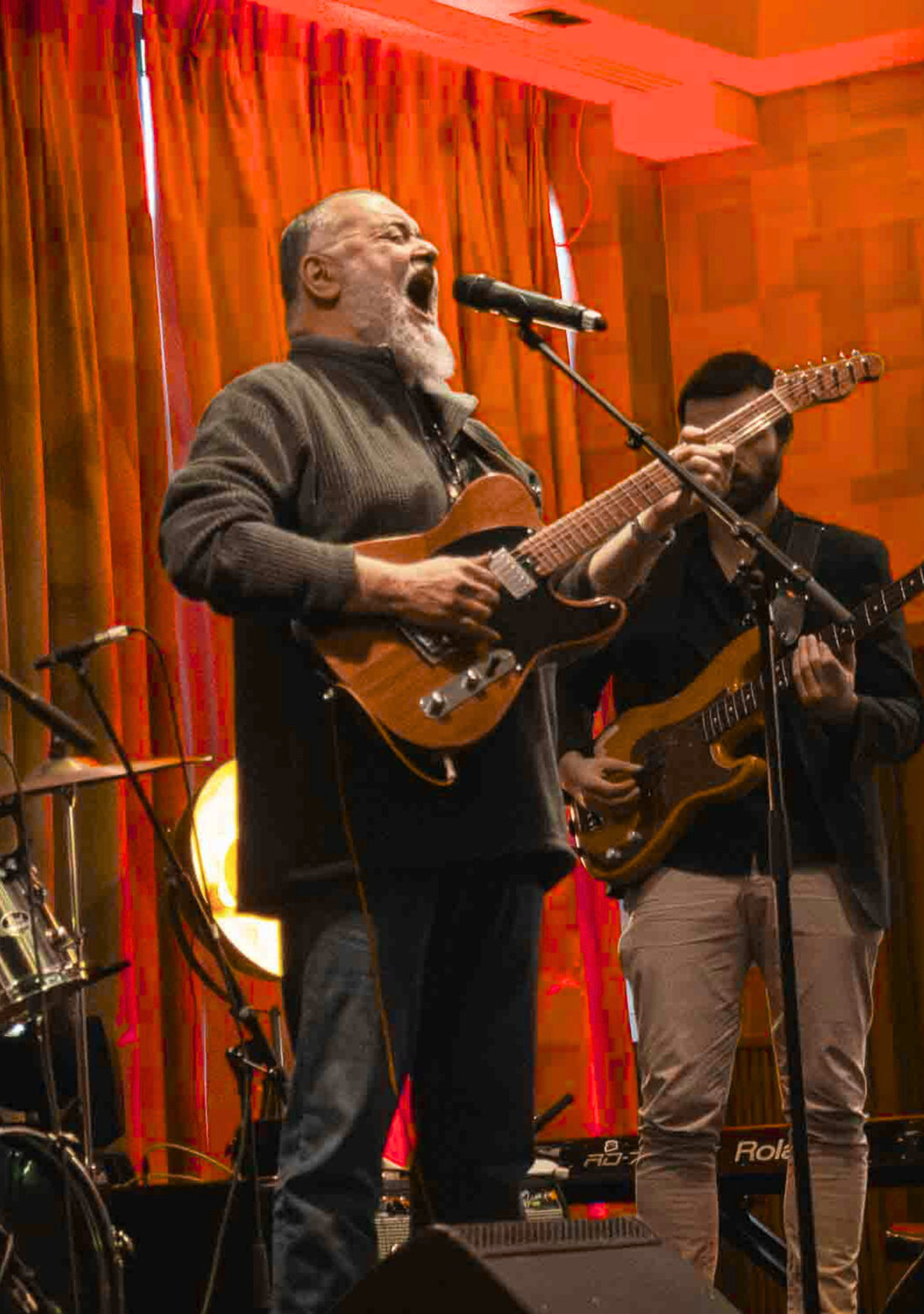 André Christovam playing guitar at Guitar Dreams