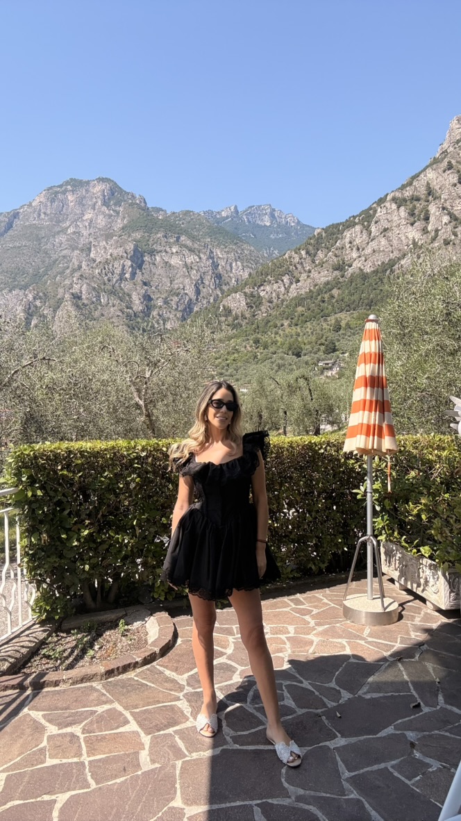 Flavia pe o terasă cu vedere la munți