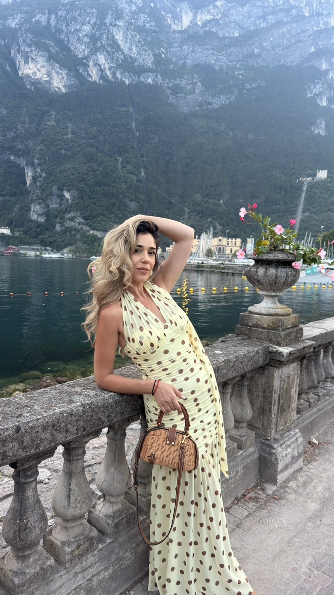 Flavia lângă lac, în rochie cu buline