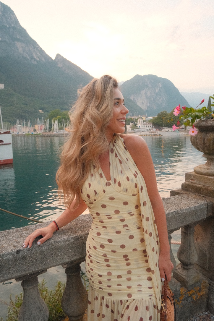 Flavia zâmbind la apus