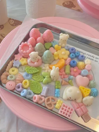 Cake candle toppings
