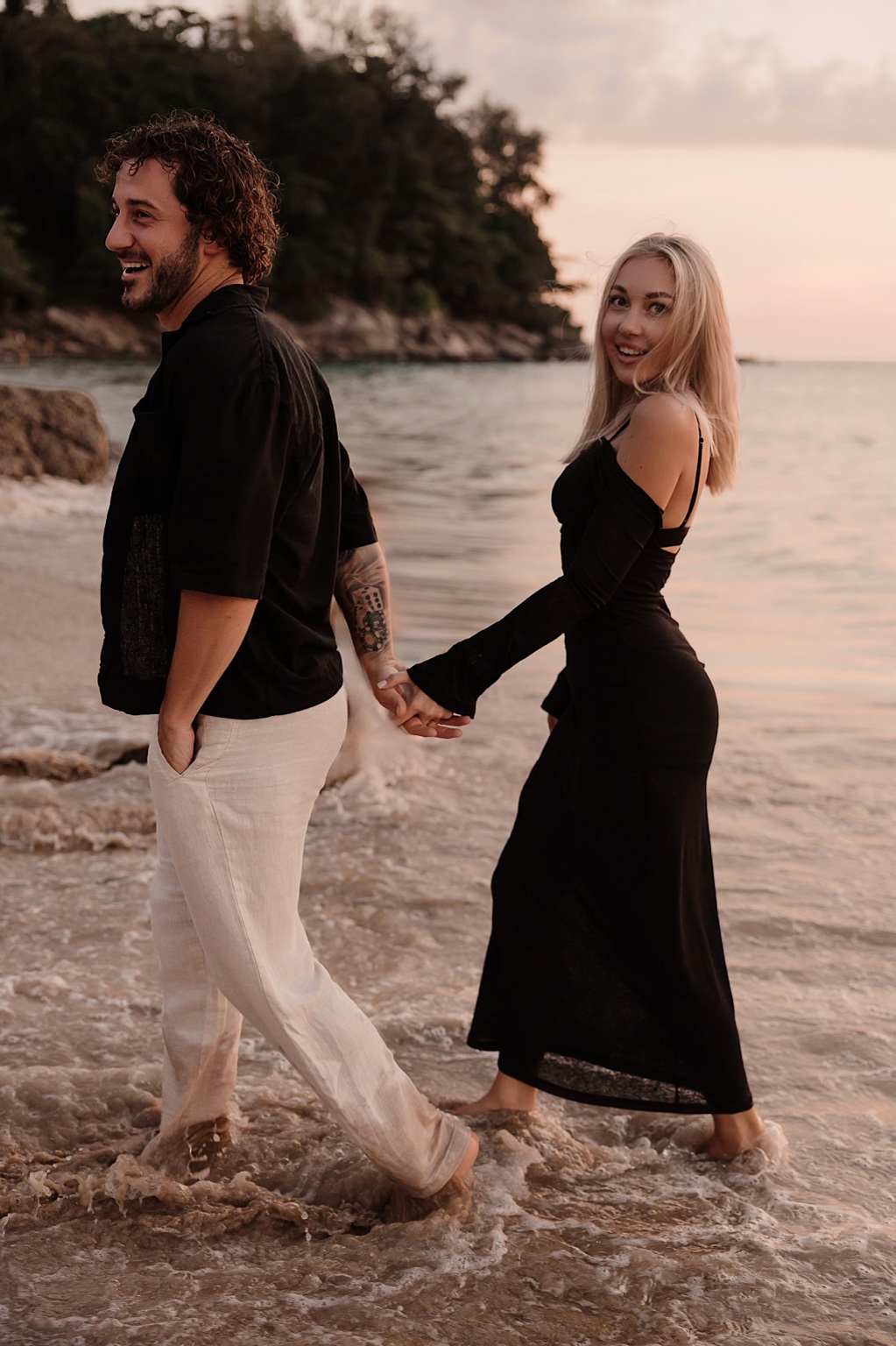 Michael and Liana holding hands on the beach / Майкл и Лиана на пляже