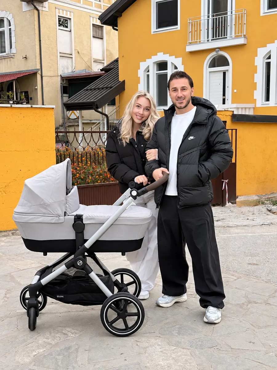 Майкл и Лиана рядом с коляской Эллы