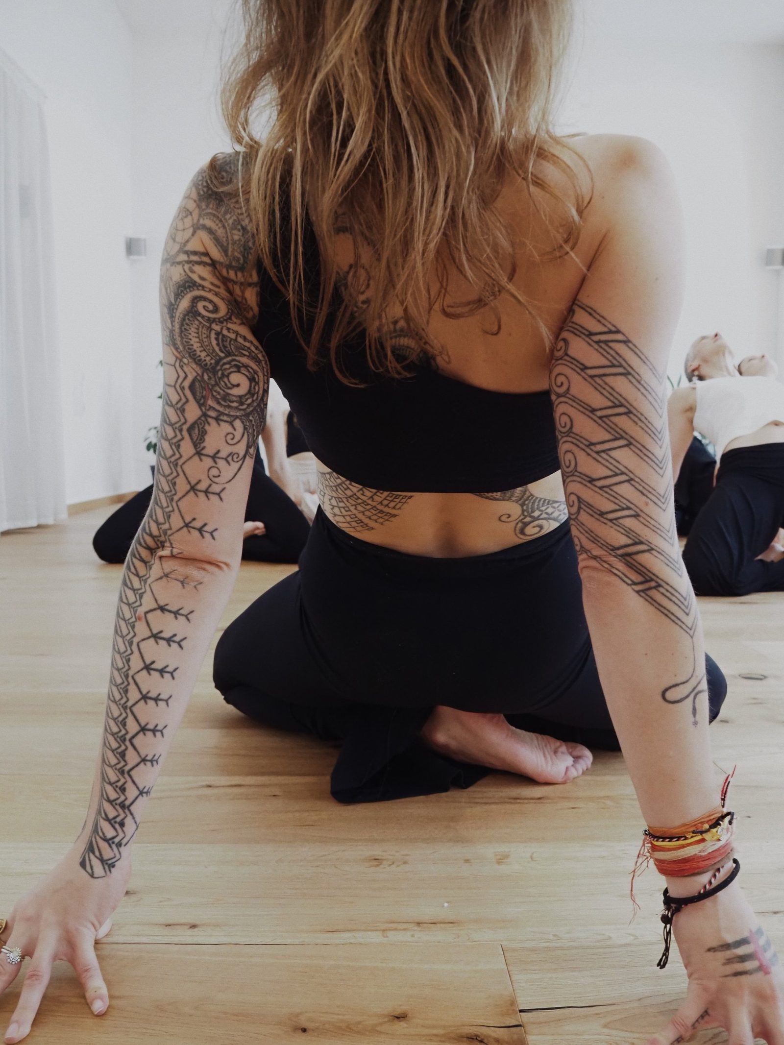 Alexia teaching a class, seen from behind