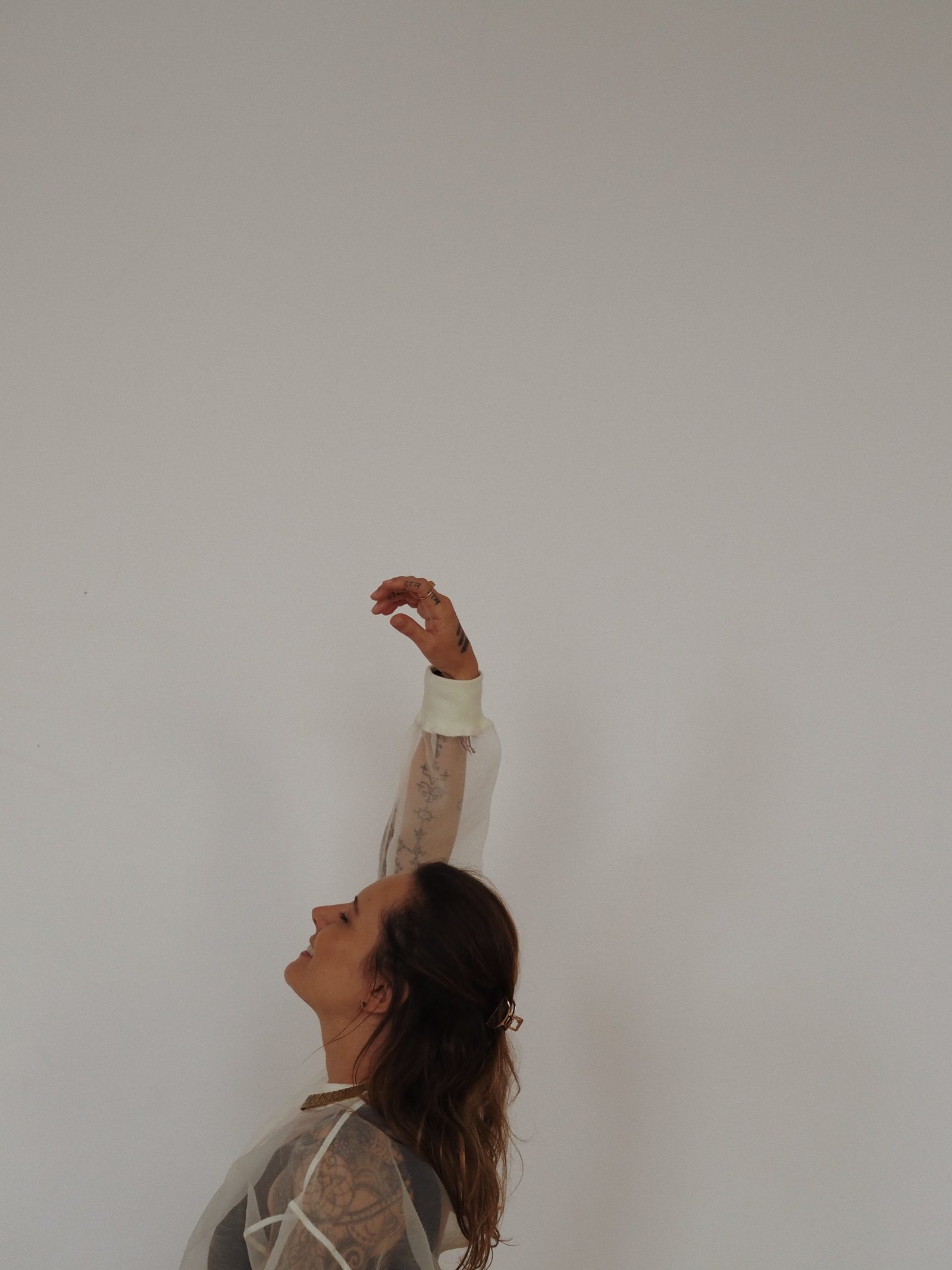 Alexia mit geschlossenen Augen vor einer goldenen Wand