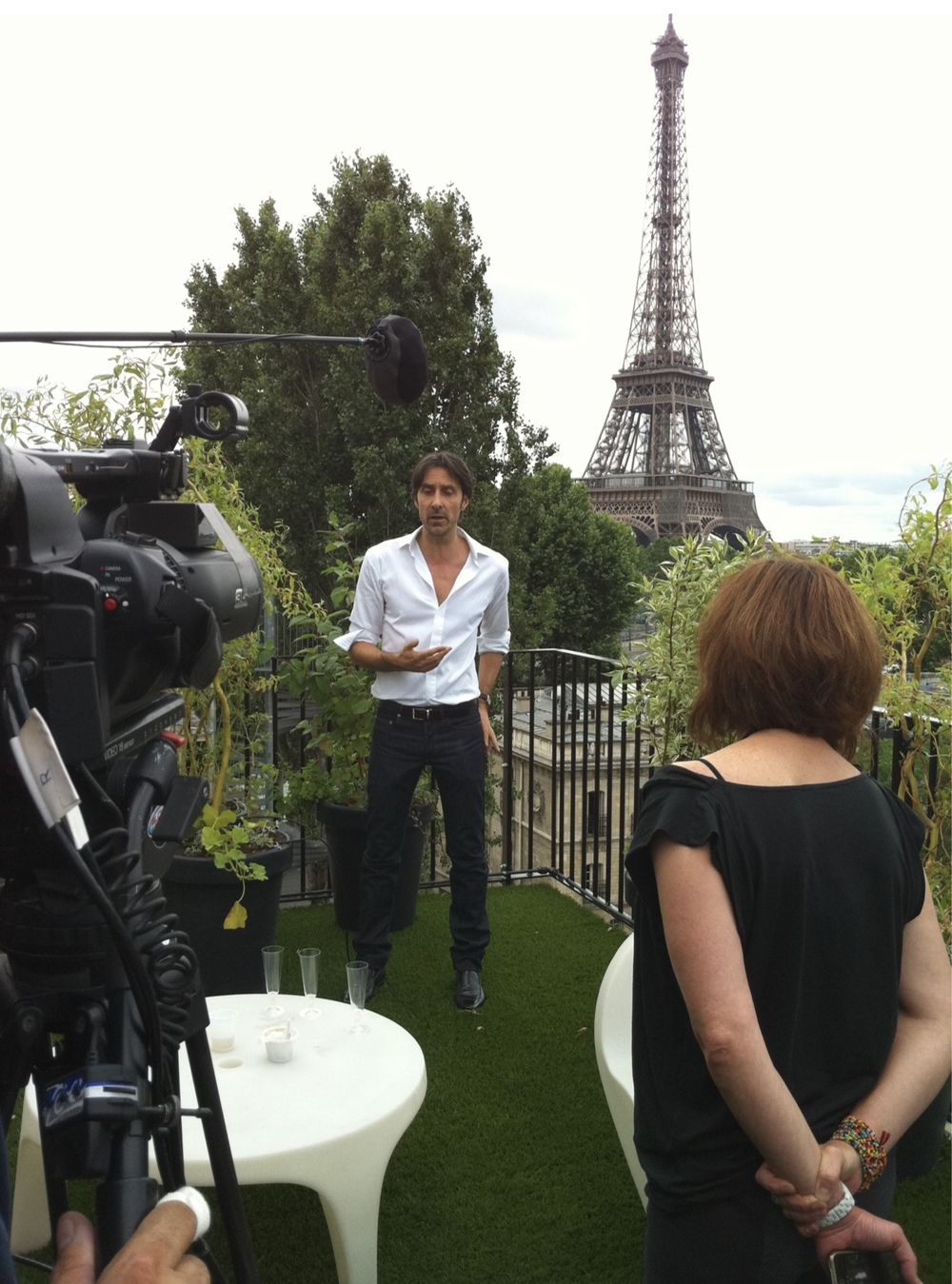 Christophe Josse en interview au Palais de Tokyo, tour Eiffel en arrière-plan